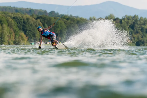 Wakeboard deportes acuáticos —  Fotos de Stock