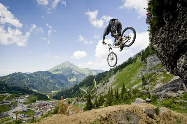 Mountainbiker ποδήλατο θέα βουνό — Φωτογραφία Αρχείου
