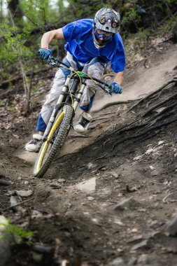 Mountainbiker orman Bisiklet yokuş aşağı  