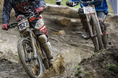 Mountainbiker çamur Bike iniş yarışı