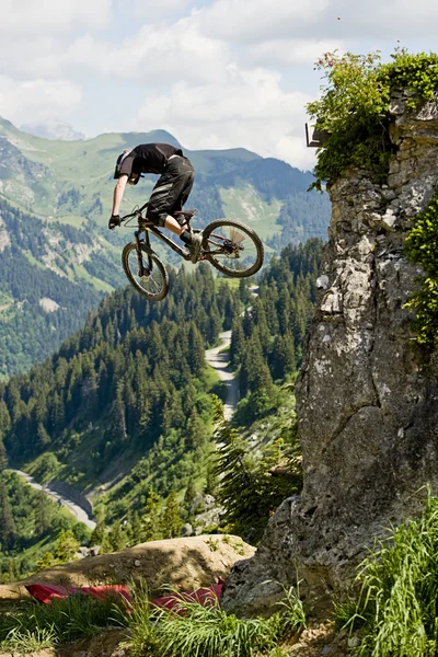 Mountainbiker велосипед видом на гори — стокове фото