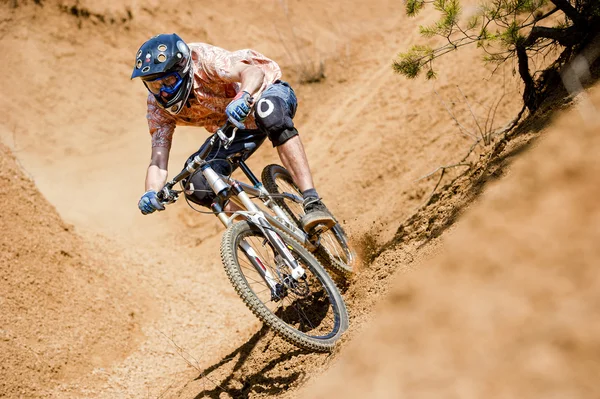 Mountainbiker 사막 자전거 내리막 모래 — 스톡 사진