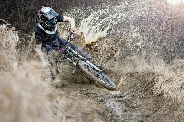 Mountainbiker çamur bisiklet yokuş aşağı sıçrama