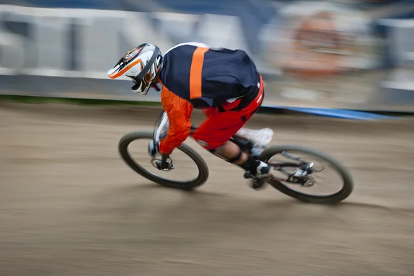 Bisikletçi bisiklet yarışı kaydırma — Stok fotoğraf