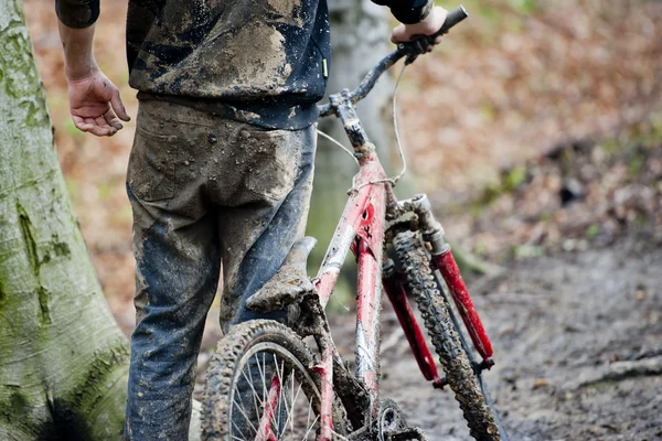 Mountainbiker зимових велосипедах — стокове фото