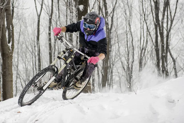 Mountainbiker χειμώνα ποδήλατο — Φωτογραφία Αρχείου