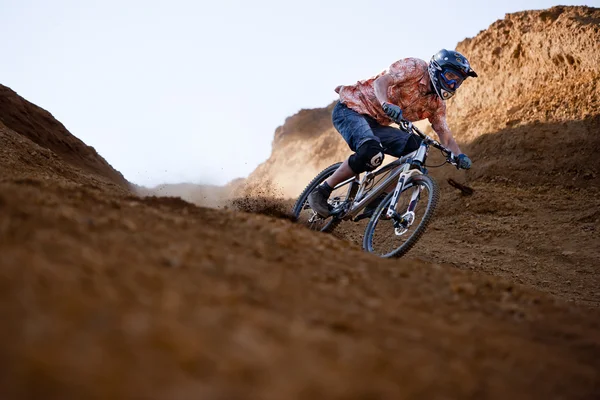 Mountainbiker 사막 자전거 내리막 모래 — 스톡 사진