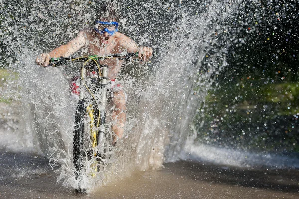 Κατάβαση Splash Mountainbiker Water για το ποδήλατο — Φωτογραφία Αρχείου