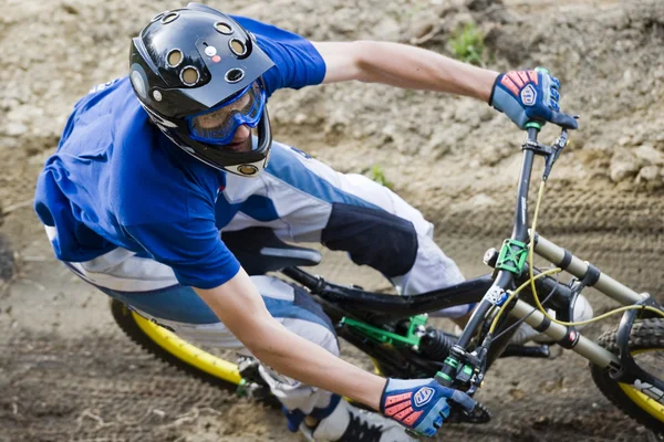 Mountainbiker ποδήλατο Closeup κατηφόρα — Φωτογραφία Αρχείου