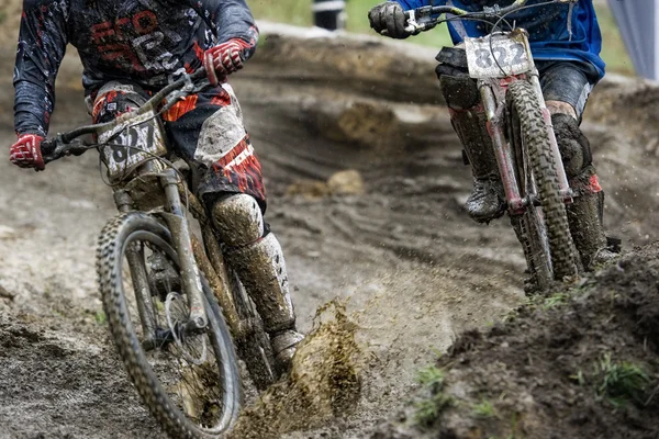 Mountainbiker Schlammabfahrtsrennen — Stockfoto