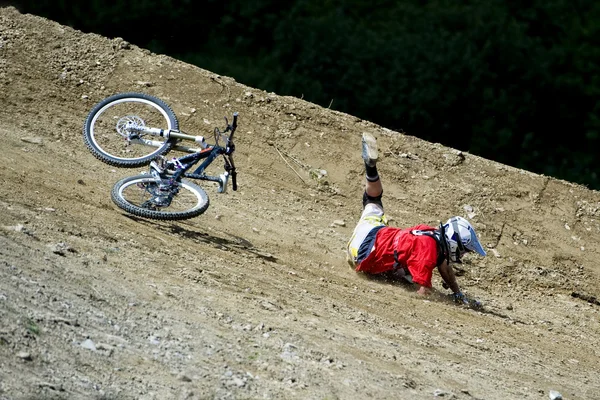 Queda queda de bicicleta de montanha — Fotografia de Stock