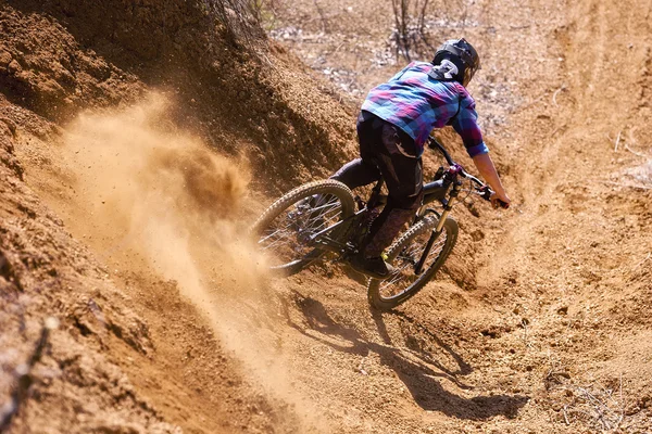 Mountainbiker pustynia rower Górki piasku — Zdjęcie stockowe