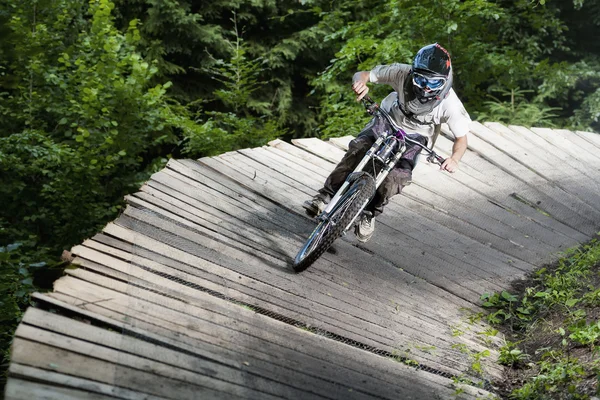 Mountainbiker Plattform Fahrrad bergab — Stockfoto