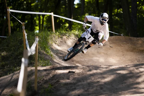 Mountainbiker 숲 자전거 내리막 — 스톡 사진