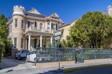 New Orleans, La/ABD - Şubat 2016 yaklaşık: Fransız Mahallesi sokakları, eski sömürge ev dekore Mardi Gras için New Orleans, Louisiana'da