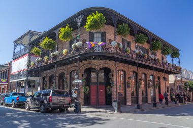 New Orleans, La/ABD - Şubat 2016 yaklaşık: Fransız Mahallesi sokak üzerinde demir iskelet galerileri ile eski sömürge ev dekore Mardi Gras için New Orleans, Louisiana'da