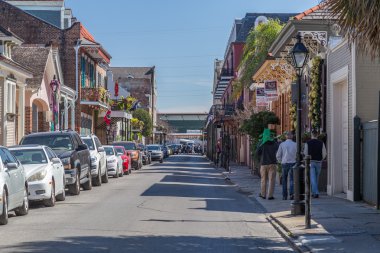 New Orleans, La/ABD - Şubat 2016 yaklaşık: Fransız Mahallesi sokaklar dekore Mardi Gras için New Orleans, Louisiana'da