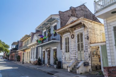 New Orleans, La/ABD - Şubat 2016 yaklaşık: Fransız Mahallesi sokak üzerinde eski sömürge evleri dekore Mardi Gras için New Orleans, Louisiana'da