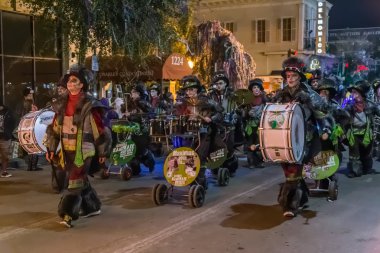 New Orleans, La/ABD - Şubat 2016 yaklaşık: insanlar giyinmiş kostümleri Mardi Gras geçit töreni sırasında New Orleans, Louisiana'da