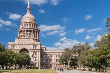 Austin, Tx/ABD - Şubat 2016 yaklaşık: Austin Alamo anıt kahramanları ile Teksas Eyaleti Meclis Binası