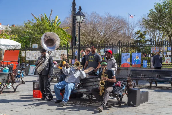 New orleans, la / usa - ca. februar 2016: junge band von musikern tritt auf jackson square, französisches viertel, new orlean, louisiana — Stockfoto