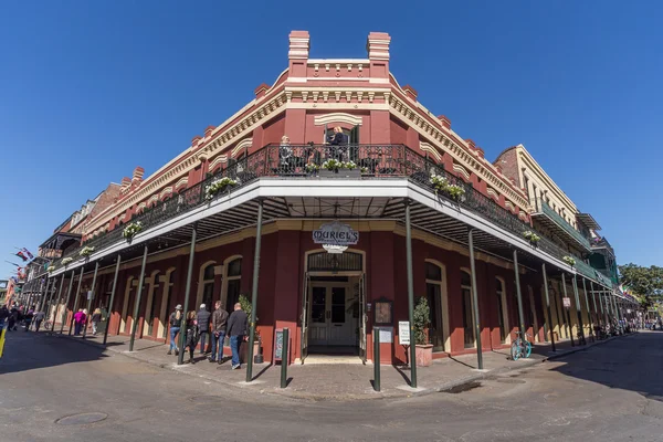 New Orleans, LA / USA - circa February 2016: Old Colonial House with ironwork galleries on the Streets of French Quarter decorated for Mardi Gras in New Orleans, Louisiana — стоковое фото