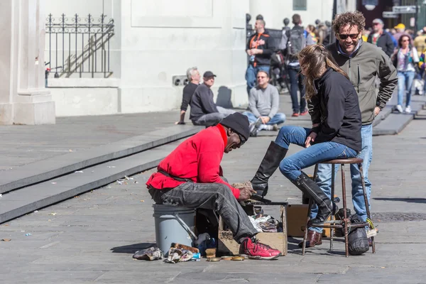 新奥尔良，洛杉矶/美国-大约 2 月 2016年: 出色的鞋匠或启动抛光机人清洗夫人的靴子在 Jackson 广场，在路易斯安那州新奥尔良法国区 — 图库照片
