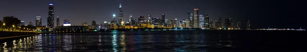 Chicago, IL / USA - circa Julio 2015: Vista nocturna del centro de Chicago desde Adler Planetarium, Illinois — Foto de Stock