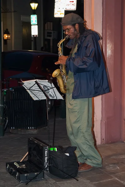 New orlean, la / usa - ca. März 2009: Musiker spielen mit Saxophon im französischen Viertel, new orlean, louisiana — Stockfoto
