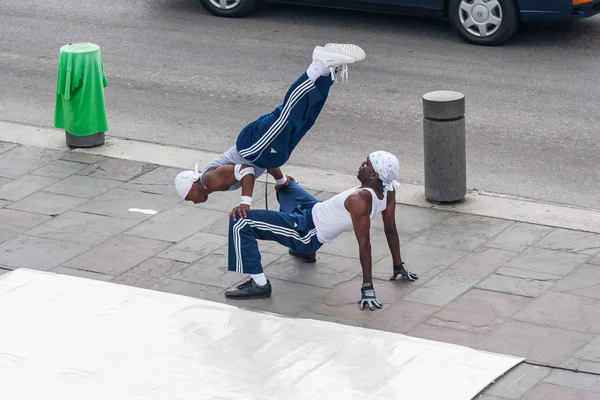 New Orleans, LA/USA - circa March 2009: Young male dancers perform a street dance at Jackson Square, French Quarter, New Orleans,  Louisiana — Stockfoto