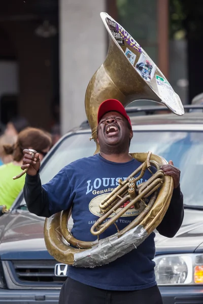 New orleans, la / usa - ca. märz 2009: afrikanisch-amerikanischer musiker spielt gerne auf tube am jackson square, französisches viertel, new orlean, louisiana — Stockfoto