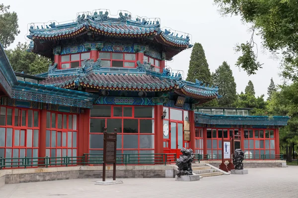 Пекин, Китай - около сентября 2015 года: Старый традиционный парк в Пекине, Китай — стоковое фото