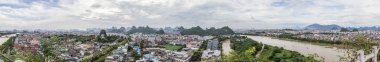 Guilin, Çin - Temmuz 2015 yaklaşık: Guilin Panorama ve onun karstik dağlar Fubo Hill