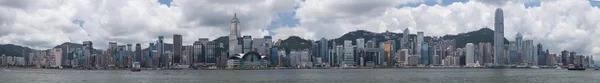 Hong Kong, RAS Chine - vers juillet 2015 : Skyline of Hong Kong Downtown across Victoria Harbour — Photo