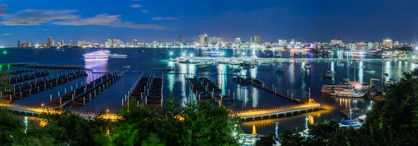 Паттайя, Таиланд - около августа 2015 года: Skyline Паттайи, Таиланд с заливом и лодки ночью — стоковое фото