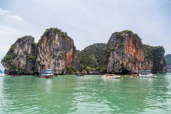 Phuket, Tailandia - circa septiembre 2015: Barcos navegan cerca de acantilados de piedra caliza del mar de Andamán, Phang Nga Bay, Tailandia —  Fotos de Stock