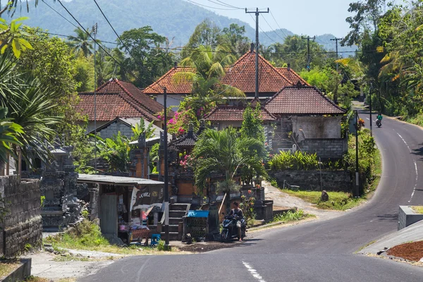 Bali, Indonésia - cerca de outubro de 2015: Ruas de pequenas cidades em Bali, Indonésia — Fotografia de Stock