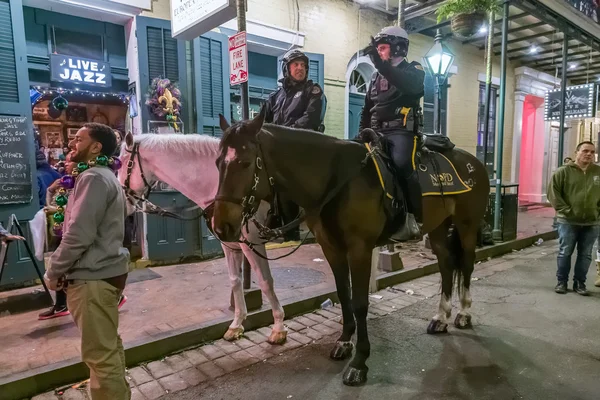 New Orleans, La/ABD - Şubat 2016 yaklaşık: atlı polis atları Mardi Gras sırasında New Orleans, Louisiana'da sürme. — Stok fotoğraf