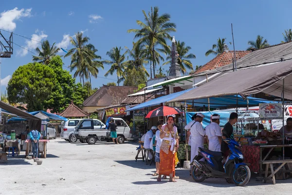 Desa Besakih, Bali / Indonesia - sekitar Oktober 2015: Restoran pinggir jalan di pasar desa di Bali, Indonesia — Stok Foto