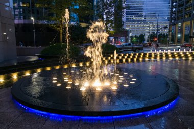 Houston, Tx/ABD - Temmuz 2013 yaklaşık: çeşme ile ışık ve aydınlatma Downtown Houston, Texas