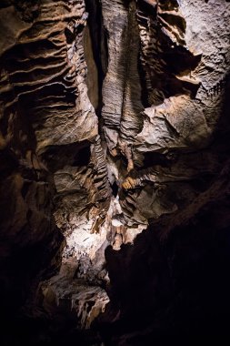 Chattanooga, Tn/ABD - Temmuz 2015 yaklaşık: Chattanooga, Tennessee yakınlarında Lookout Mountain Falls'ta yakut önde gelen mağara