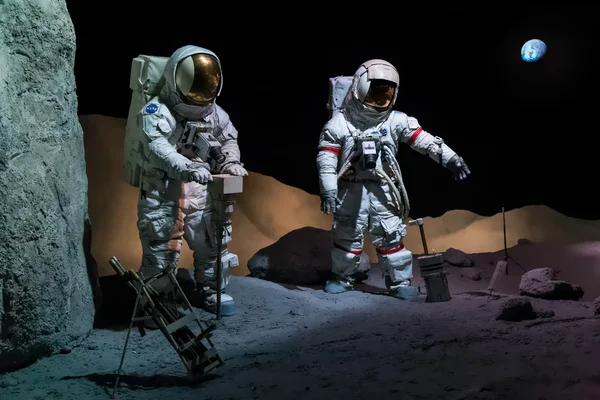 Houston, Tx/ABD - Temmuz 2013 yaklaşık: Astronotlar uzay giysileri içinde Lyndon B. Johnson Uzay Merkezi Houston, Texas
