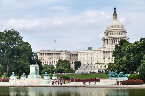 Washington, Dc/Usa - cca července 2015: Capitol odrážející bazénu, Ulysses S. Grant Memorial a Capitol ve Washingtonu, Dc — Stock fotografie