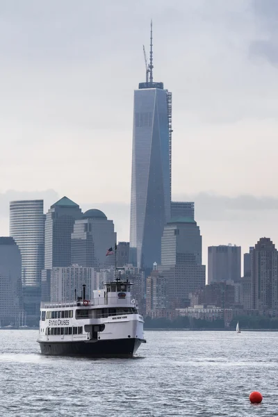 New york city, ny / usa - ca. juli 2015: kreuzfahrtschiff segelt mit new york one world trade center im hintergrund — Stockfoto