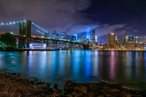 New York, NY / USA - vers juillet 2015 : Brooklyn Bridge et Lower Manhattan — Photo