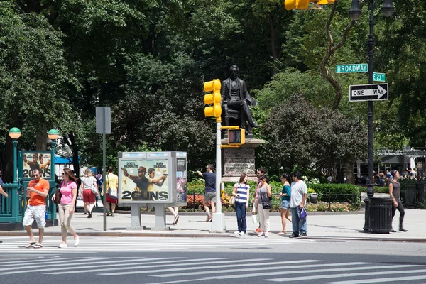纽约市，纽约州/美国-大约在 2015 年 7: 在纽约的曼哈顿，过马路的人 — 图库照片