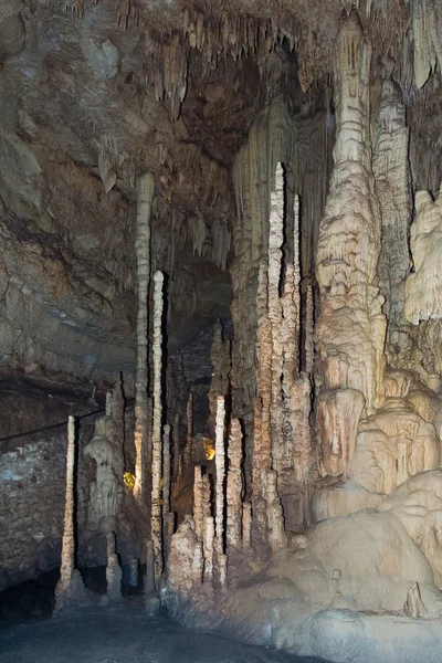 San antonio, tx / usa - ca. februar 2016: stalagmiten in natürlichen brückenkavernen in der nähe von san antonio, texas — Stockfoto