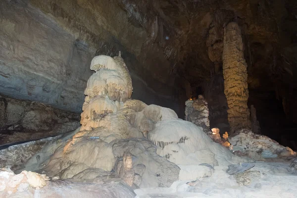 San Antonio, TX / EUA - por volta de fevereiro de 2016: Grande sala em Natural Bridge Caverns perto de San Antonio, Texas — Fotografia de Stock