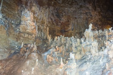 San Antonio, Tx/ABD - Şubat 2016 yaklaşık: sarkıt ve dikitler doğal köprü mağaralarda yakınındaki San Antonio, Teksas