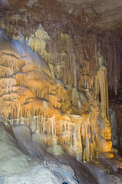 San Antonio, TX / EUA - por volta de fevereiro de 2016: Estalactites e Estalagmites em Cavernas de Ponte Natural perto de San Antonio, Texas — Fotografia de Stock